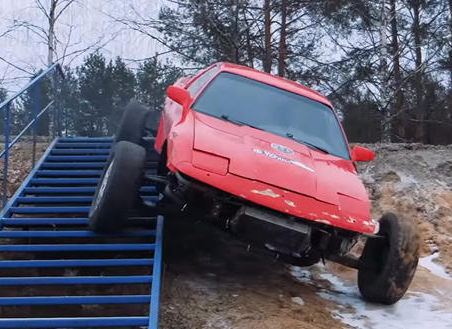 俄罗斯英雄建造了Badass越野Toyota Supra