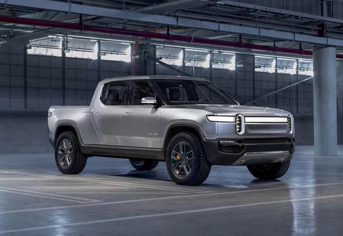 观看Rivian R1T电动卡车完成360度油箱转向