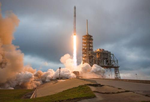 SpaceX视频显示了模拟的乘员乘飞机前往国际空间站的任务