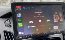 2013福特福克斯SE 4英寸福特同步升级到索尼XAV-AX8000是CarPlay Joy