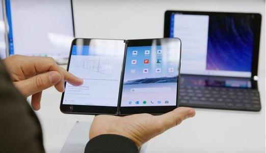 Microsoft Surface Duo的Peek功能视频显示了双屏手机如何工作