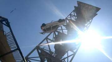 美国国家航空航天局前工程师将一辆汽车抛在巨大的蹦床上