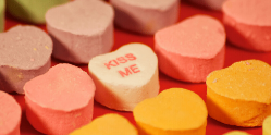 科学家训练AI在糖果心上写下爱的讯息