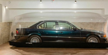 这款1998年的BMW 7系列在空气囊中的时间超过20年