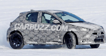 丰田的新款小型SUV在雪地里飞奔