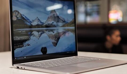 微软将免费修复Surface Laptop 3的发际线断裂