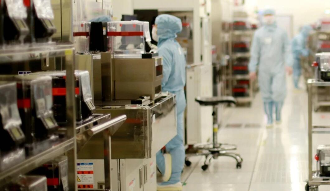 中国最大的芯片制造商中芯国际（SMIC）上市首日上涨了两倍多