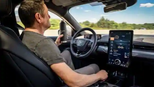 福特正在测试道路安全工具以帮助汽车预测交通 预防事故