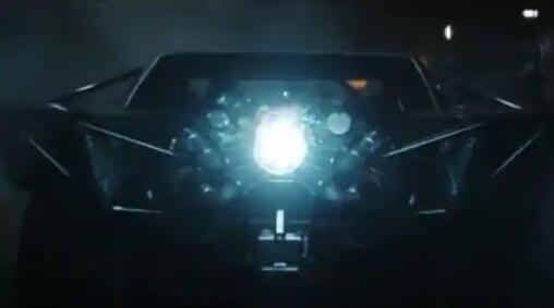 《蝙蝠侠》预告片显示搭载V8发动机的新型蝙蝠车喷出火焰