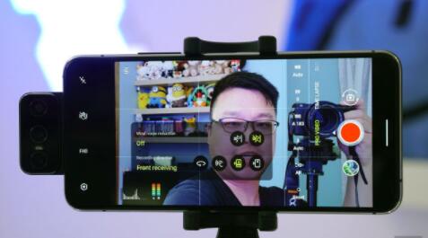 华硕为旗舰ZenFone 7 Pro保留了可翻转式相机
