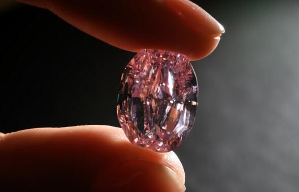 有史以来最大的紫粉钻石拍卖将近2700万美元