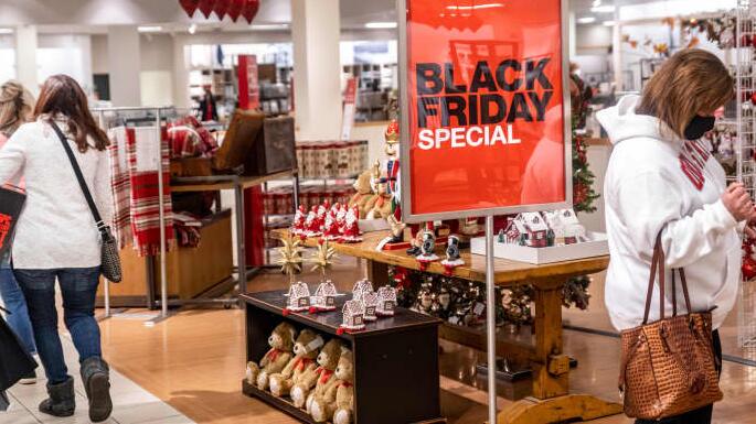 由于电子商务销售激增 当前局势期间黑色星期五的商店购物使火山口暴跌52％