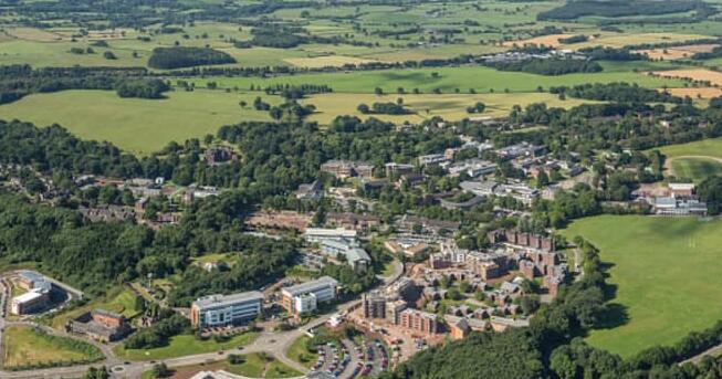 英国一所大学正在通过太阳能和风力涡轮机交易转向可持续技术