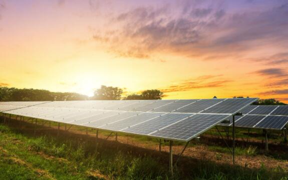 该太阳能公司宣布股票发行和资产出售