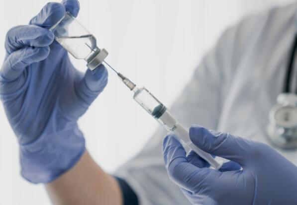 英国授权阿斯利康的疫苗用于紧急供应