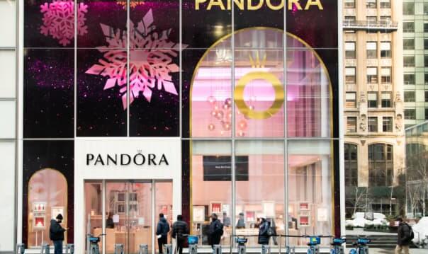 珠宝制造商Pandora关闭全球四分之一的商店