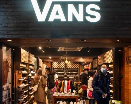 Vans运动鞋制造商的收入 利润预测因当前局势而令人失望