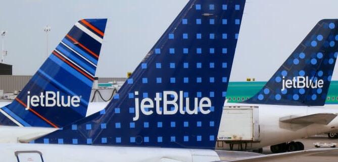 JetBlue取消了机票变更费但禁止了最便宜机票的架空行李箱使用权