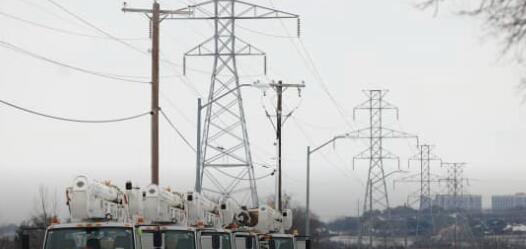 得克萨斯州成千上万的人遭受第三天的停电之苦因为冬季风暴导致电网停滞不前