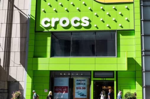 Crocs股价飙升 原因是制鞋商提高了2021年的销售前景预计增幅为40％至50％
