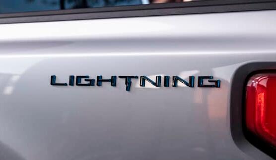 拜登在密歇根州工厂大厦参观福特的电动F-150闪电皮卡车上宣传电动汽车议程
