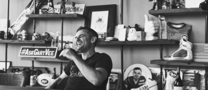 Gary Vaynerchuk是一位被广泛称为GaryVee的企业家和影响者 拥有广泛的兴趣和赚钱的风险