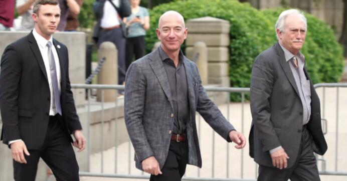 在新墨西哥州阿尔伯克基与亚马逊和Blue Origin创始人Jeff Bezos长大