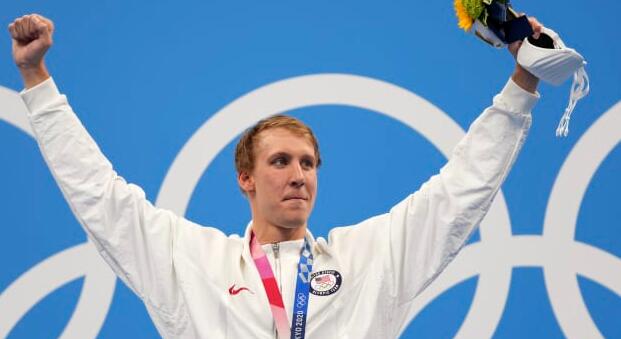 游泳运动员在东京奥运会上让美国登上奖牌榜