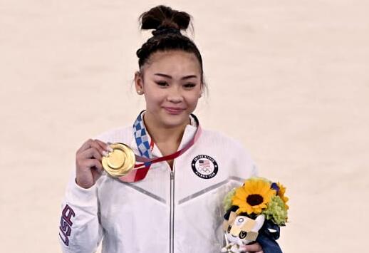 美国选手李苏妮在女子个人全能体操决赛中夺金