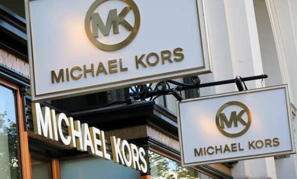 迈克尔科尔斯范思哲母公司卡普里提高了奢侈品反弹的年度收入预测