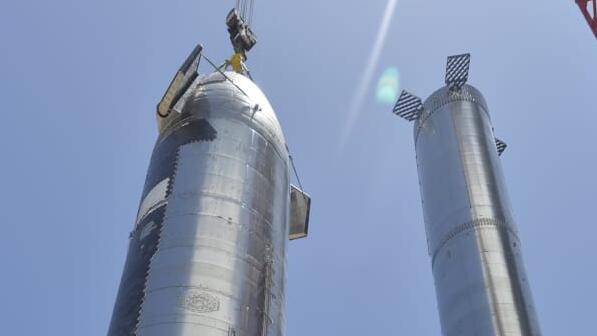周五早上埃隆·马斯克的SpaceX首次在超重型火箭助推器上堆叠了一枚星际飞船原型火箭