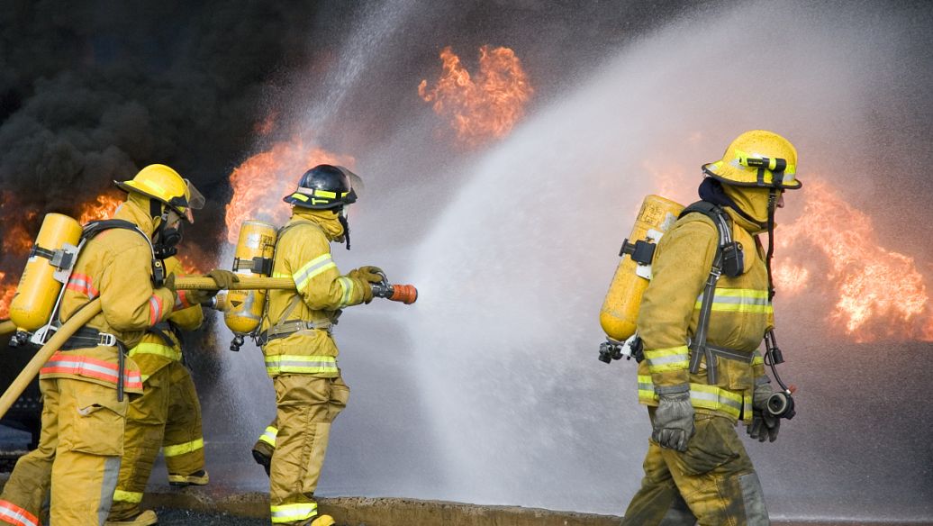美国找不到足够的消防员来从事低薪工作