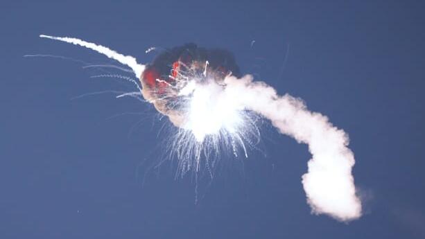 照片显示航天公司萤火虫的第一枚火箭在加利福尼亚上空发射时爆炸