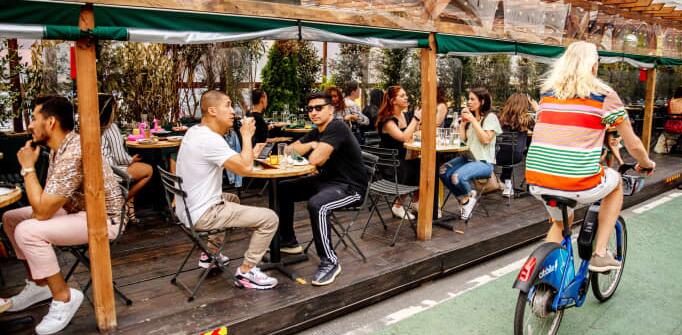 全国餐馆老板推动街边用餐永久化