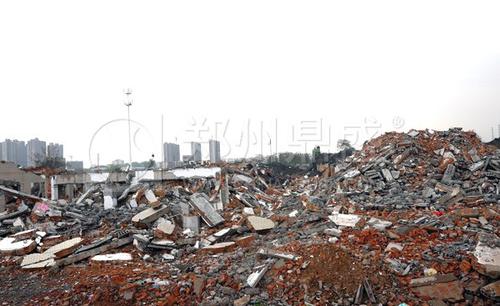 海城市东双村段太子河道曾堆放着大量红砖等建筑垃圾 需及时清除