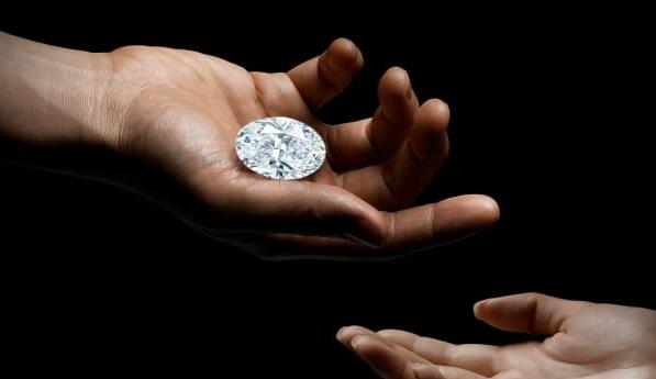 一颗102克拉的完美钻石可能成为苏富比拍卖行有史以来最昂贵的珠宝并卖给在线竞标者