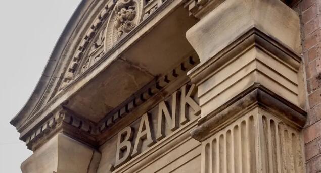在银行和信用合作社之间做出决定 查看差异