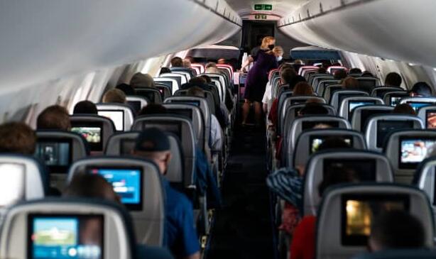新调查显示大多数空乘人员都曾处理过不守规矩的乘客