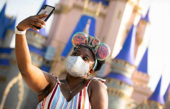 迪士尼国内主题公园将于周五开始要求所有游客在室内戴口罩